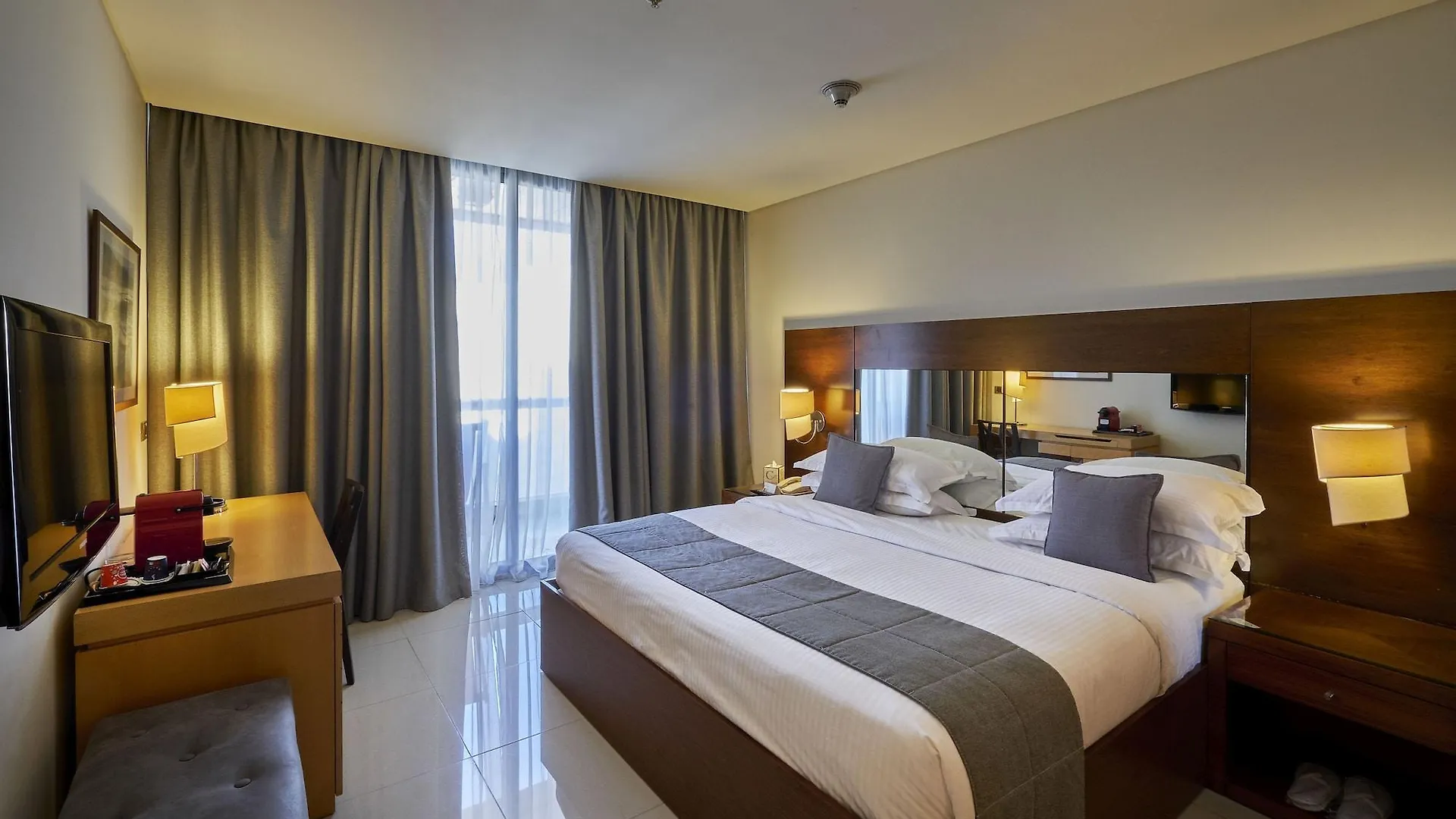 Coral Beach Hotel And Resort Beirut 5*,
